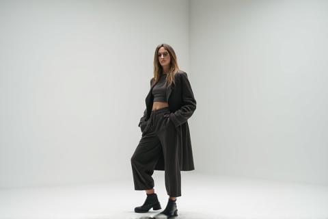 Mannequin posant dans un studio photo minimaliste